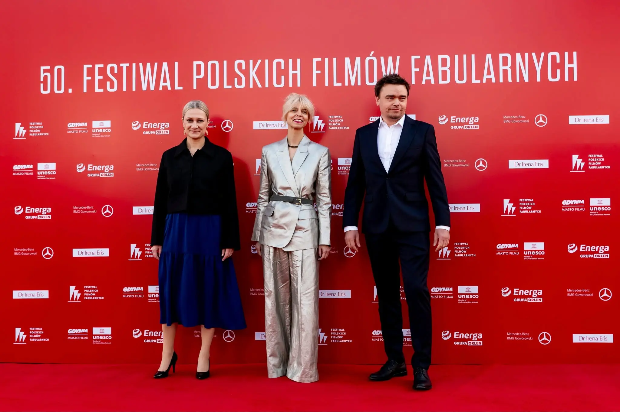 Dyrekcja FPFF - Agata Kozierańska-Burda i Joanna Łapińska - oraz Jan P. Matuszyński na czerwonym dywanie 50. FPFF.