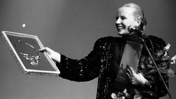 Krystyna Janda odbiera nagrodę na FPFF w 1989 roku