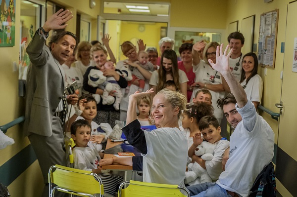 Cielecka, Żurawski and the Archive of Smile visiting children in hospital